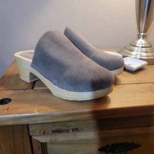 NWOB Rag & Co Tan Wooden Clogs in Size 9